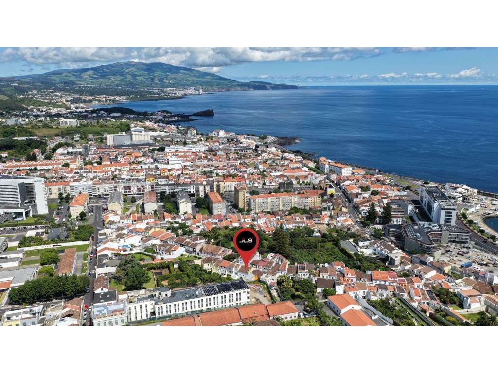 Moradia c/ Licença AL e Garagem junto à Av. Marginal - Ponta Delgada-1