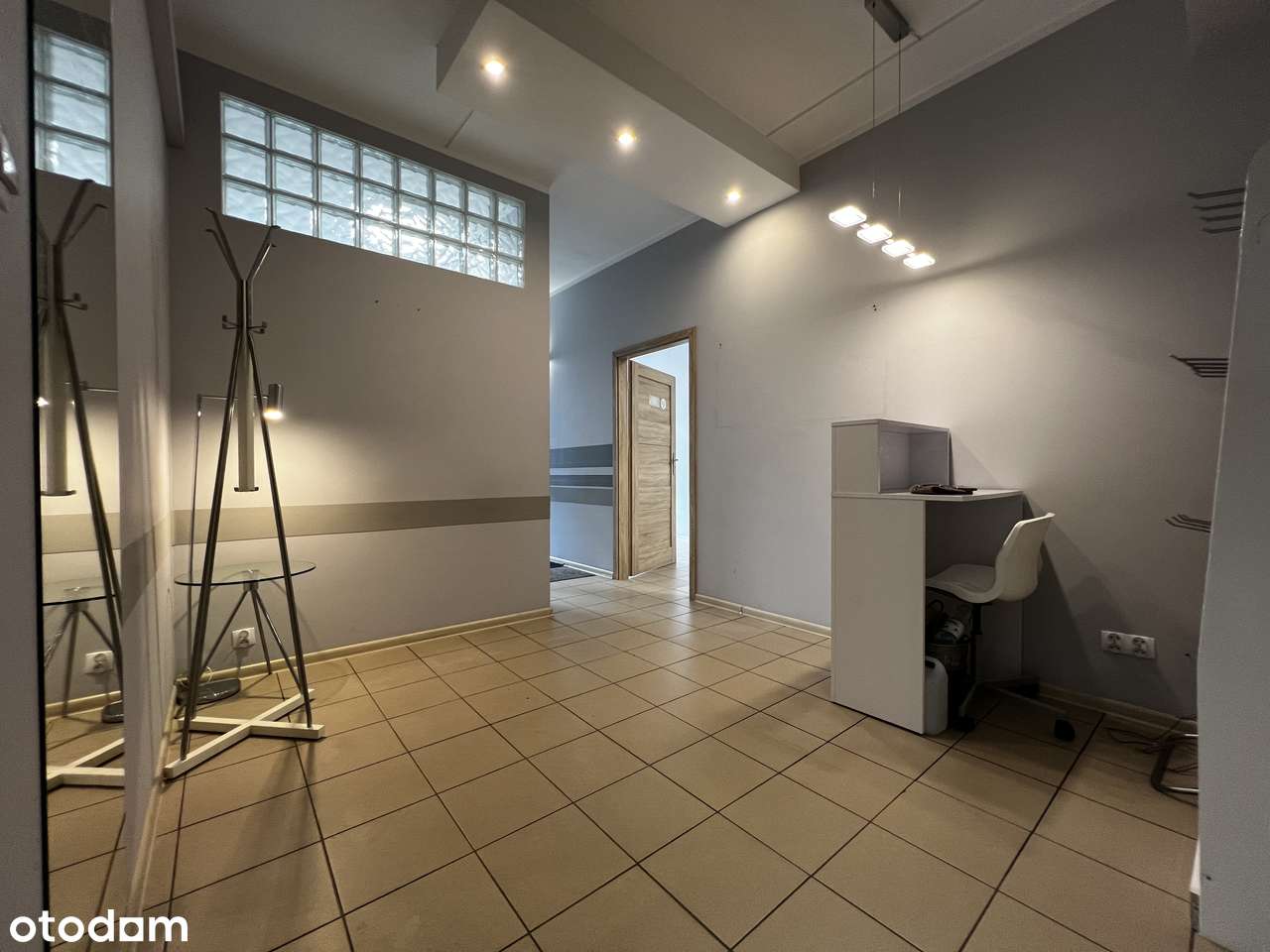 Gotowy lokal w pasażu // KOSMETOLOG - PODOLOG - USŁUGI - itp. - Pełny obrazek: 5/10