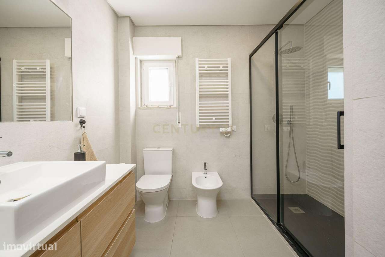 APARTAMENTO T4  CONVERTIDO EM T3 , SEMI REMODELADO, EM SETÚBAL-19