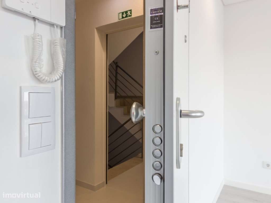 Apartamento T2 com Terraço - Moderno e Novo em Santa Marta de Corroios - Grande imagem: 5/15