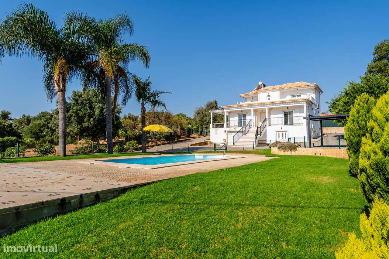 Moradia com piscina e garagem, 3 quartos e espaço independente com 2 q - Grande imagem: 3/40