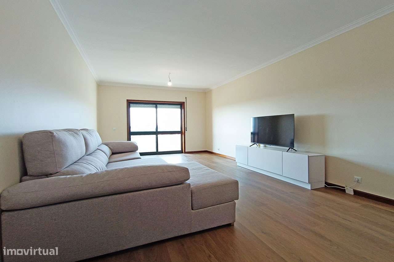 Apartamento T3 Renovado c/áreas generosas Paços de Brandão-9