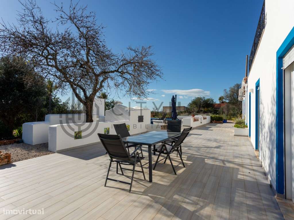 Moradia T4 com piscina infinita em terreno amplo em Silves-32