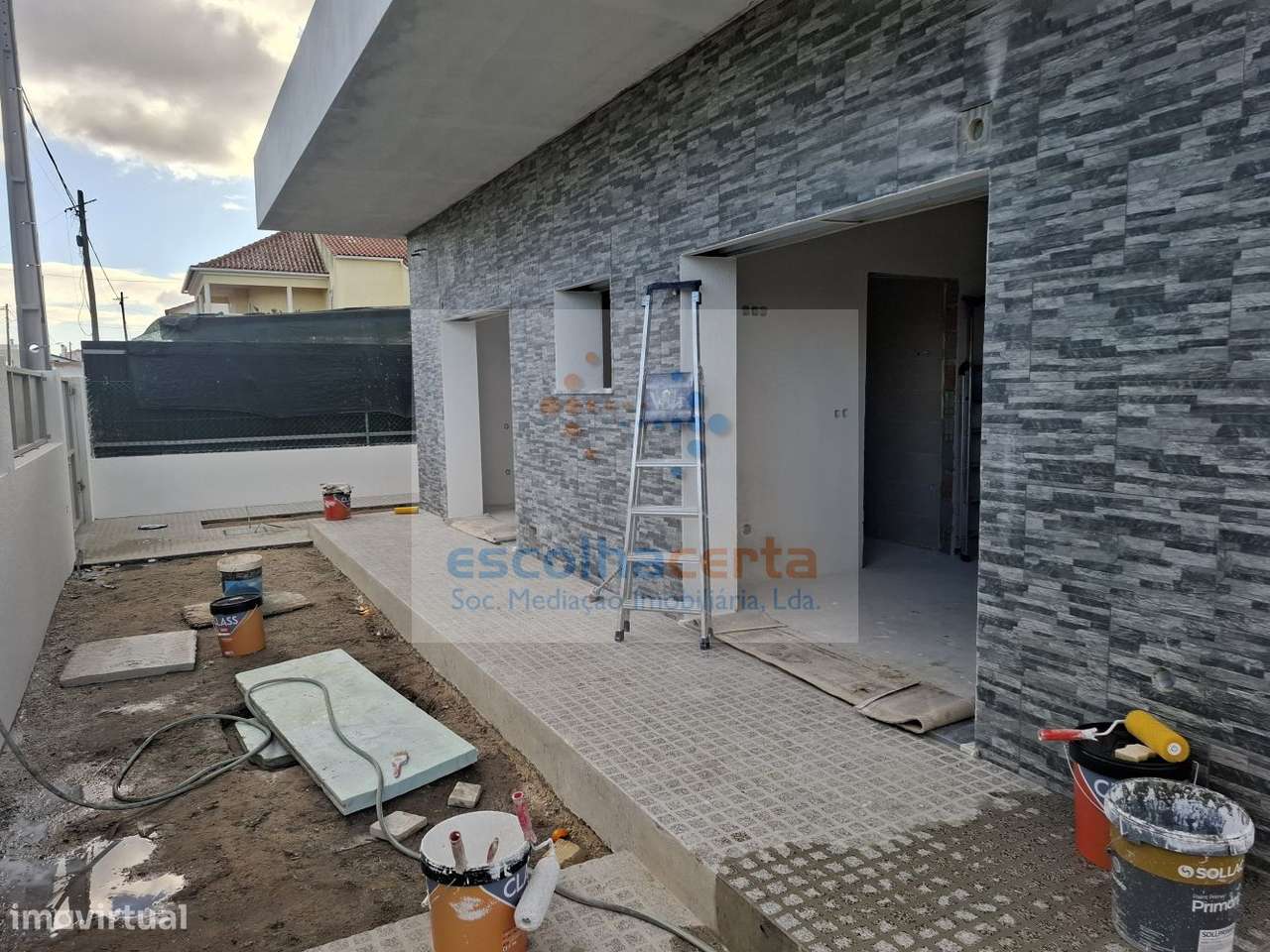 MORADIA TÉRREA T4 ISOLADA EM CONSTRUÇÃO - FERNÃO FERRO - Grande imagem: 2/49