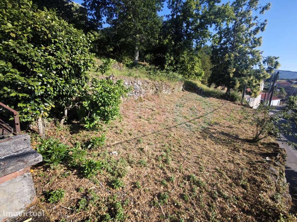 Moradia T3 com terreno em Vilar de Cunhas-23