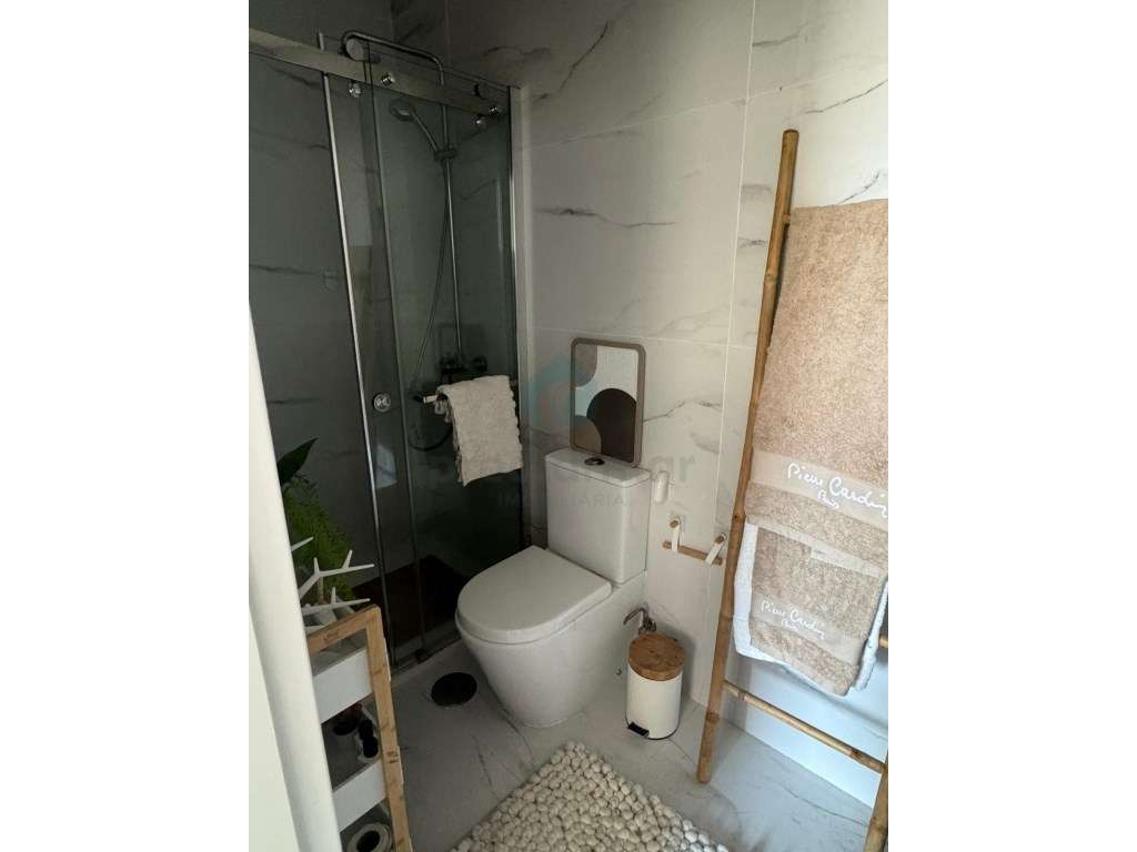 Conforto e Localização: T0 Pronto a Habitar Perto da Praia e Metro-11