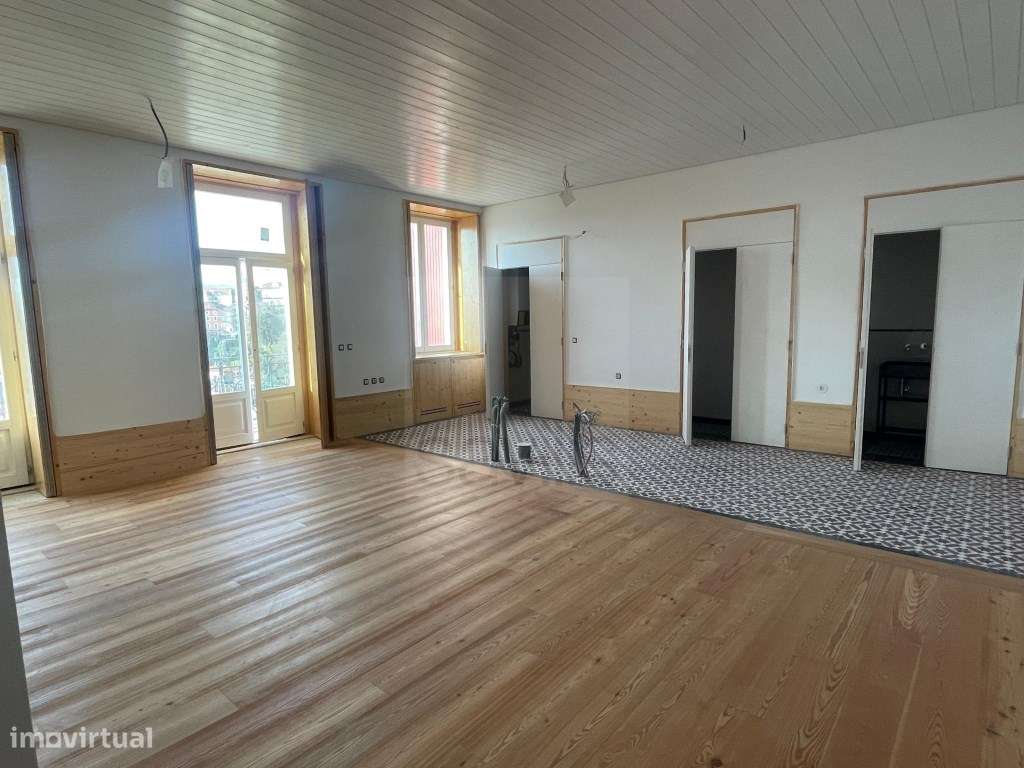 T2 nas Virtudes com vistas deslumbrantes sobre o Rio Douro a poente... - Grande imagem: 2/12