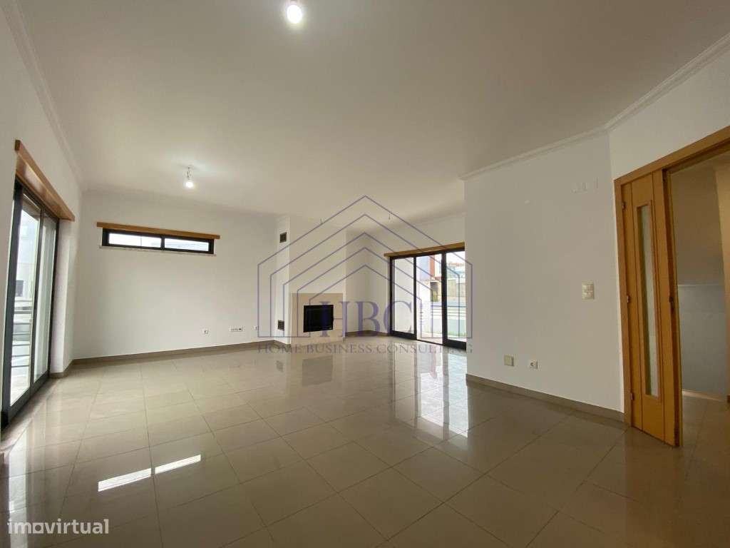 Moradia T5 Moderna e Remodelada no Feijó - Espaço, Conforto e Exclu...-6