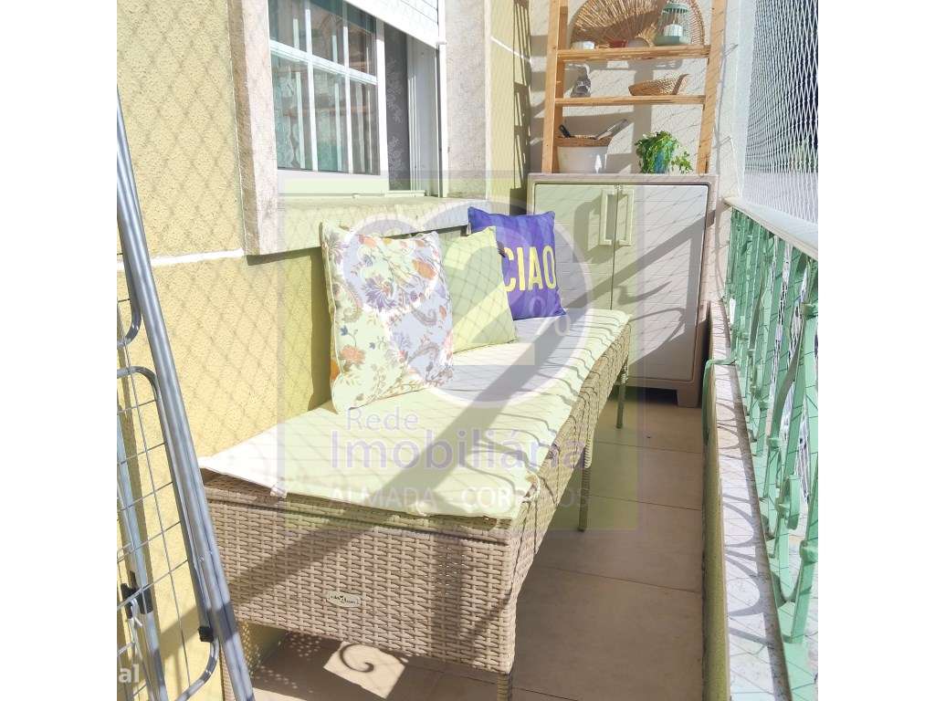 Apartamento Renovado e Moderno com Varanda-9
