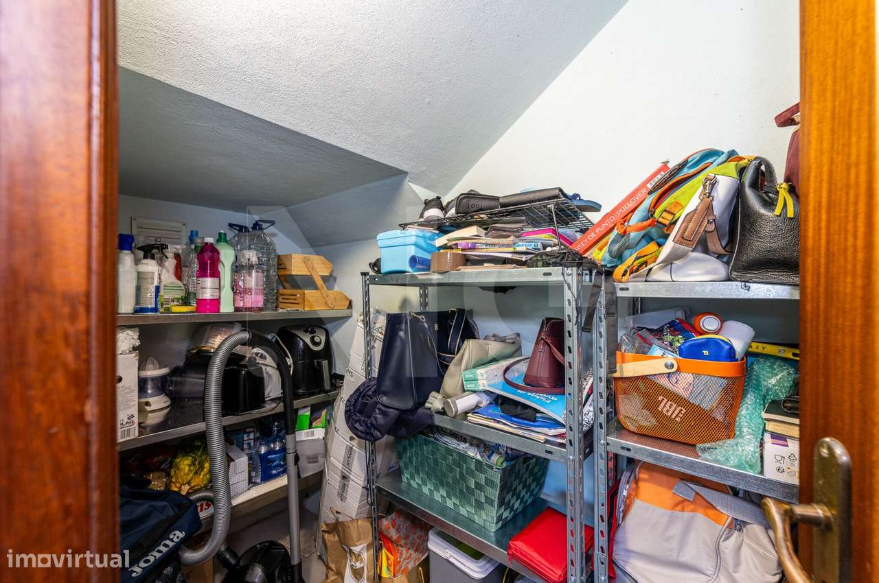 Moradia T4 com pátio, jardim e garagem em Covelas - Trofa-40