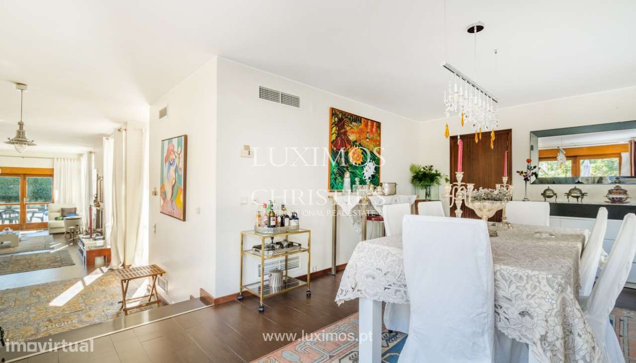 Moradia com jardim e piscina, para venda, junto à Praia de Miramar - Grande imagem: 4/16