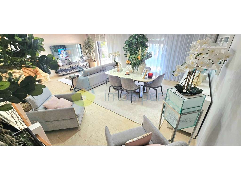 Moradia T4 com 260m2 de área e cave de 95m2, localizada no Monte da...-4