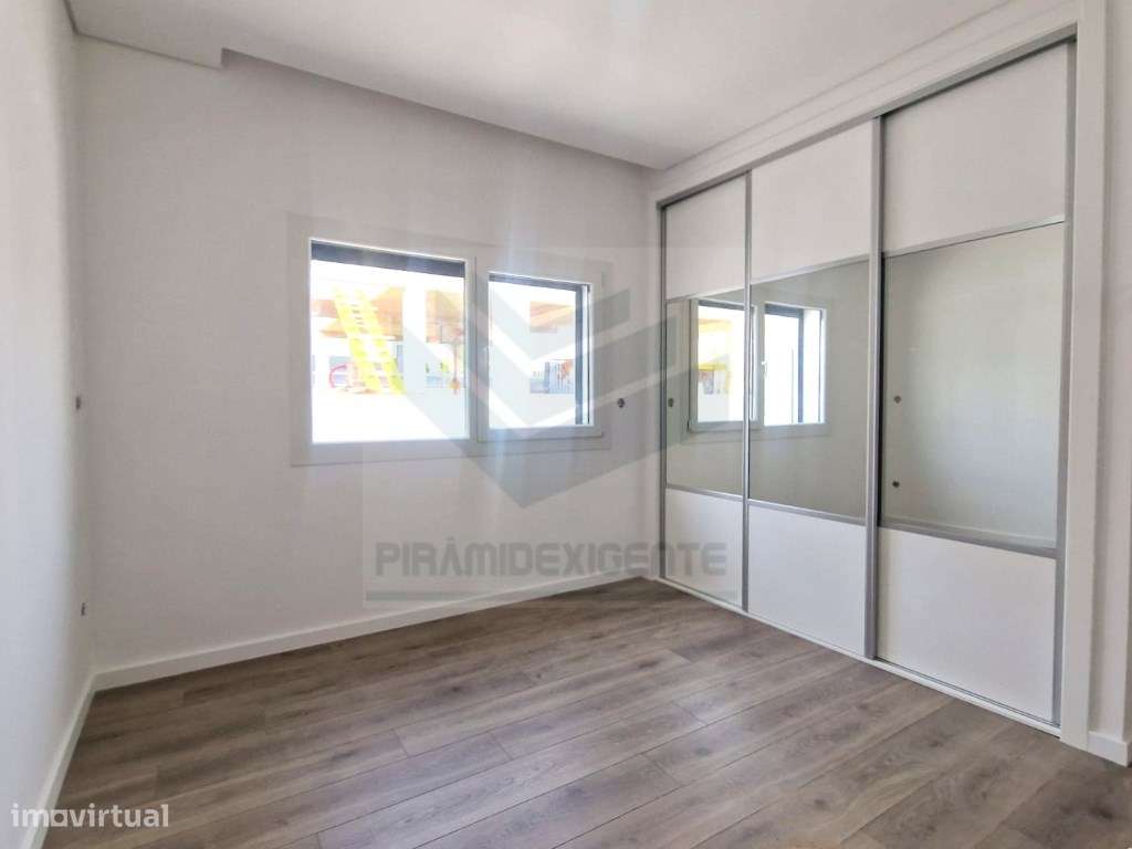 Moradia Isolada, Fernão Ferro, 2 Suítes, open space 46m2-16