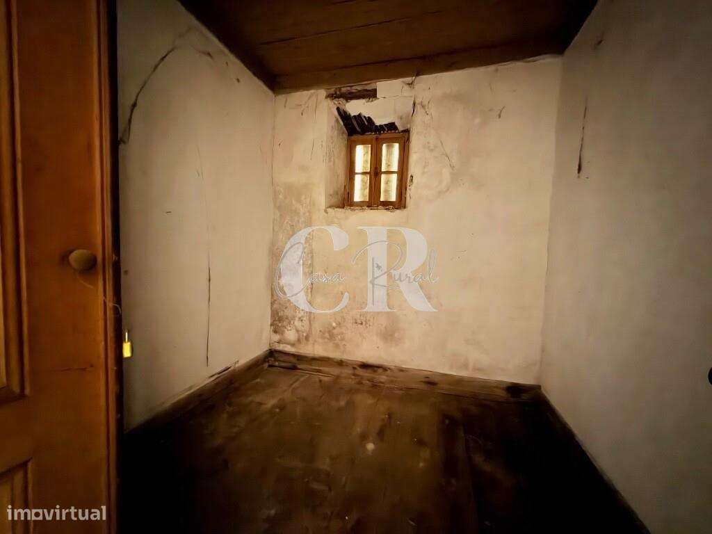 Moradia para recuperar no centro da vila de Figueiró dos Vinhos-10