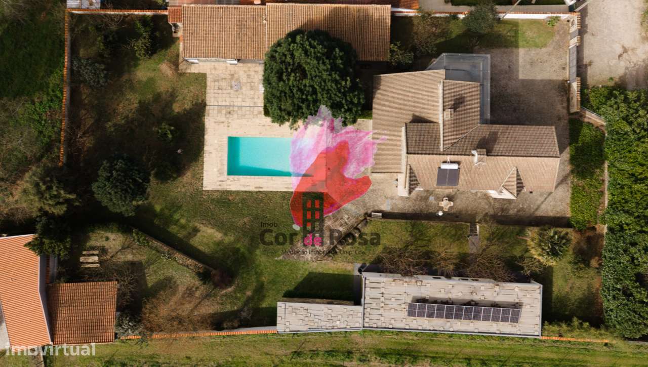 Casa Independente T4 + 2 com Piscina em Localização Privilegiada-23