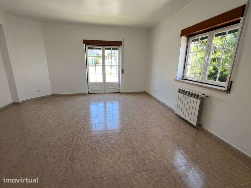 Moradia Geminada T5 em Salir do Porto com garagem ampla e terraço - Grande imagem: 5/11