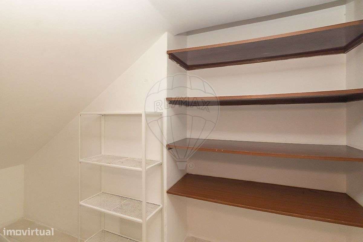 Apartamento T2 com Arrecadação em Paio Pires-25