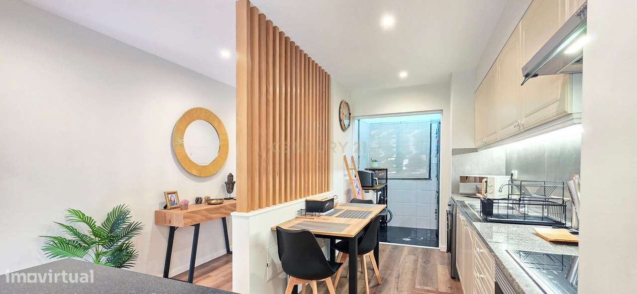 Apartamento T2 Renovado em Santo António-3