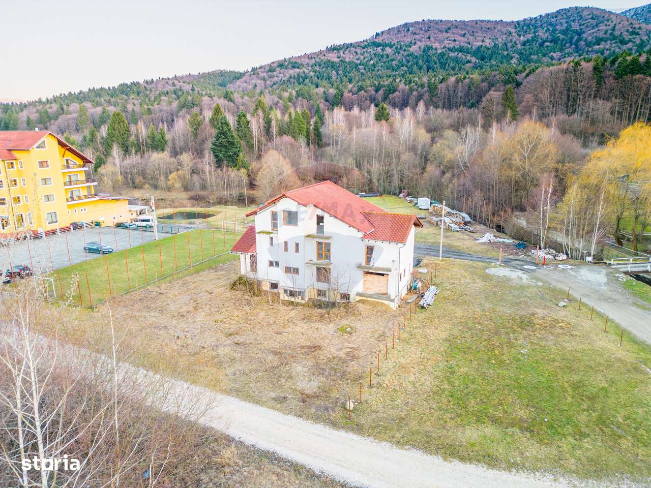 Oportunitate rară pentru dezvoltare turistică la poalele Făgărașului - Imagine principală: 2/19