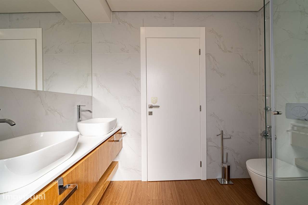 Apartamento T4 totalmente remodelado na Avenida da Boavista, Porto.-21