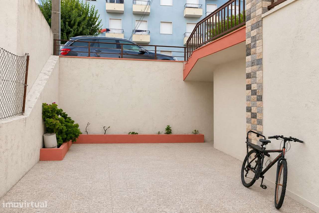 Apartamento T3 com Terraço Amplo e Exposição Solar na Ramada-17