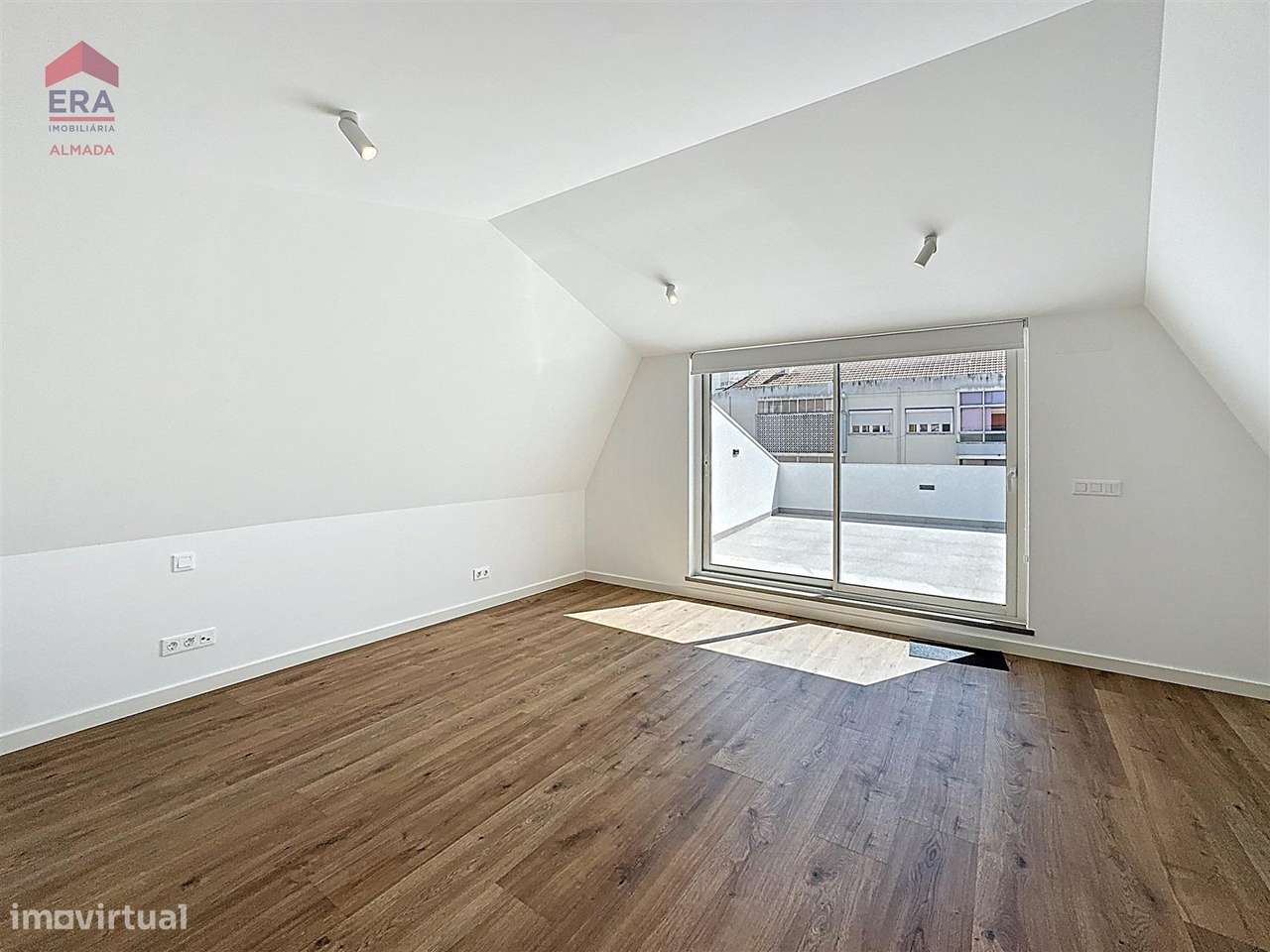 Nova Moradia em Almada , 5 suites, garagem e jardim-18