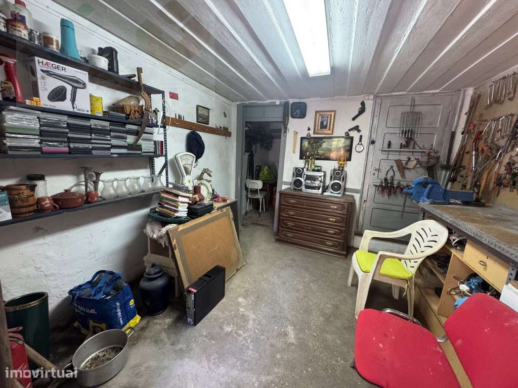 Moradia frente Monsanto, Excelente oportunidade, T2, por recuperar!-41