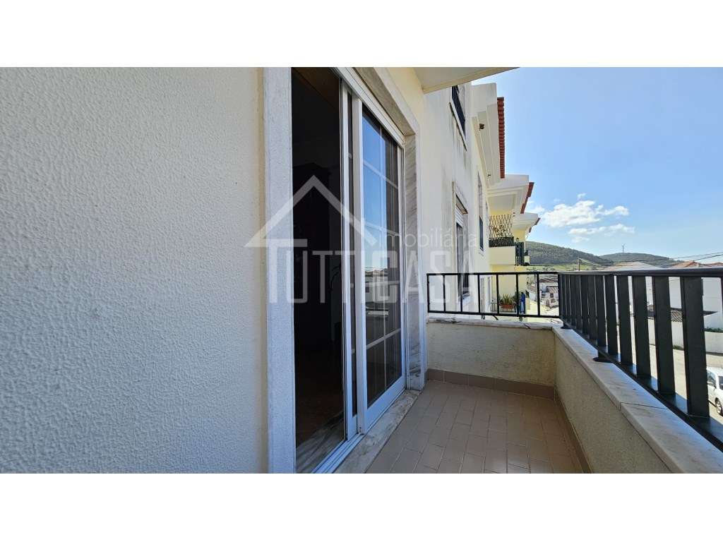 Apartamento T3 com garagem BOX em Alcainça-9
