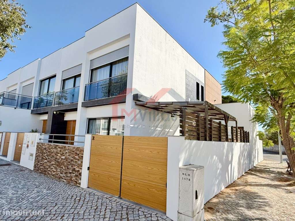 Moradia V4 com garagem - Olhão-1