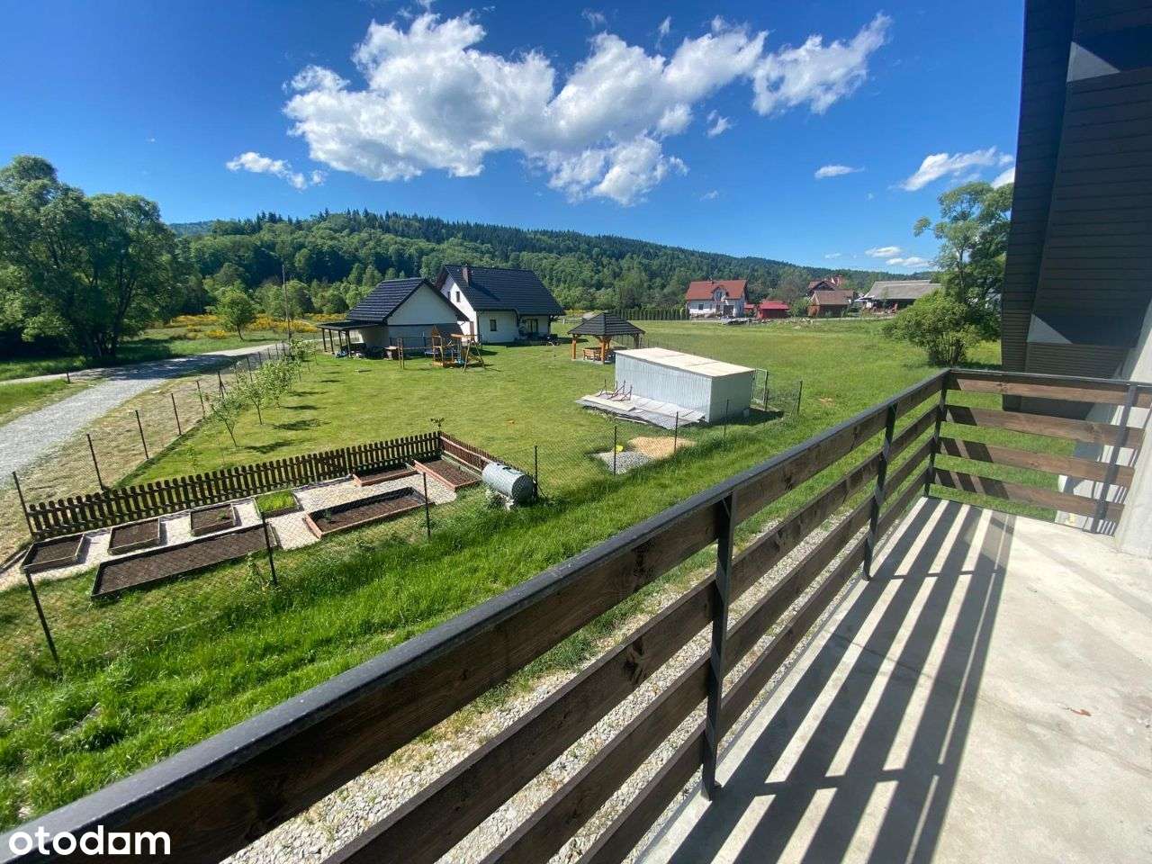 Nowy, przestronny dom w zielonej okolicy-6