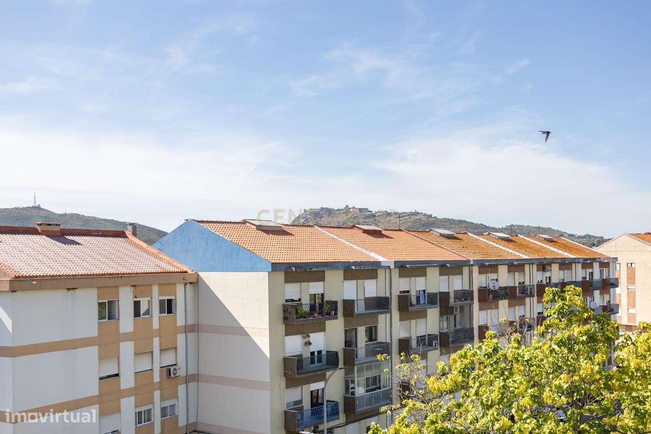 T3 equivalente a T4 no Bairro de São Gabriel com 3 Varandas e Vista Pa-40
