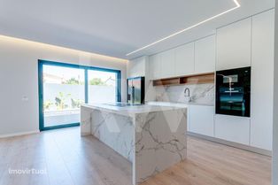 Moradia T4+1 com jardim e piscina em Bicesse, Concelho de Cascais