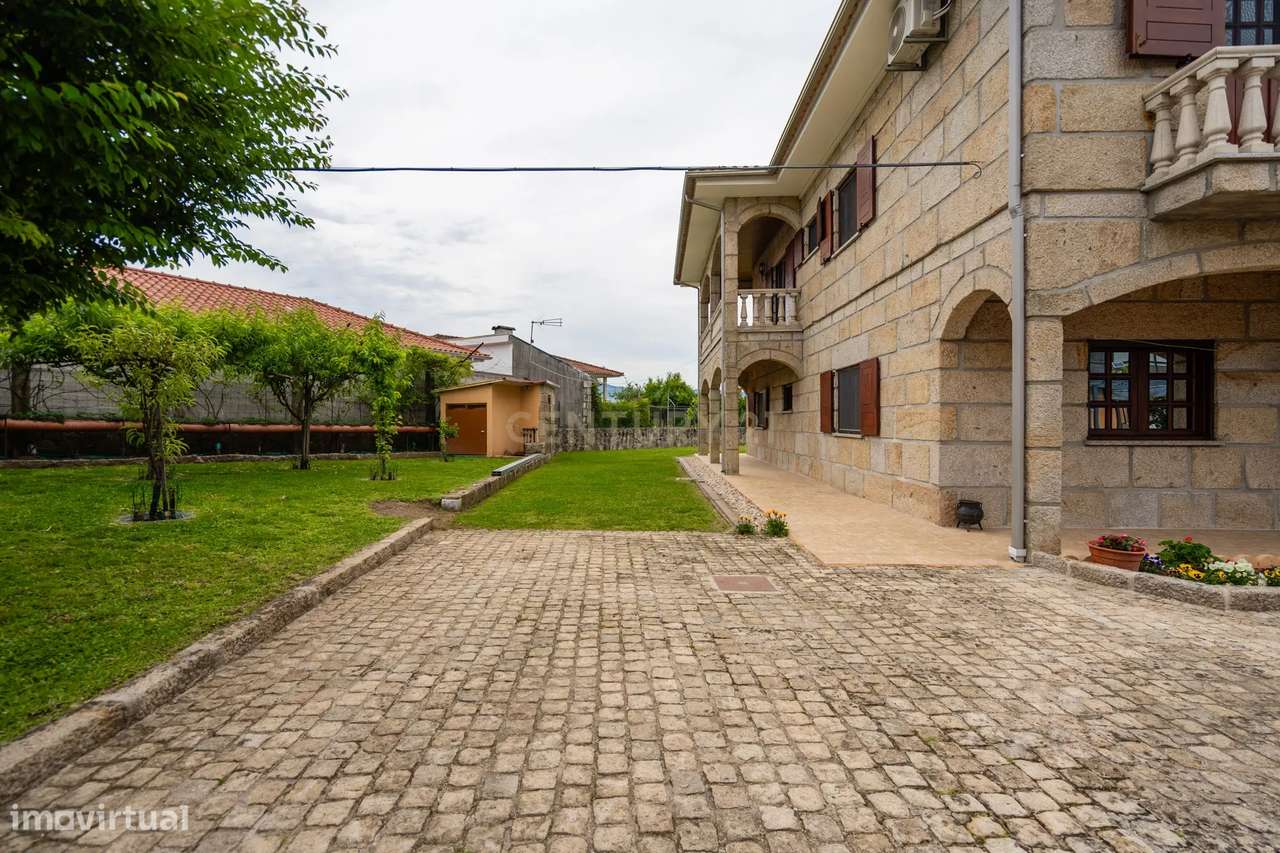 Imponente Moradia com 8 quartos, construída em pedra, situada em Proze - Grande imagem: 3/60