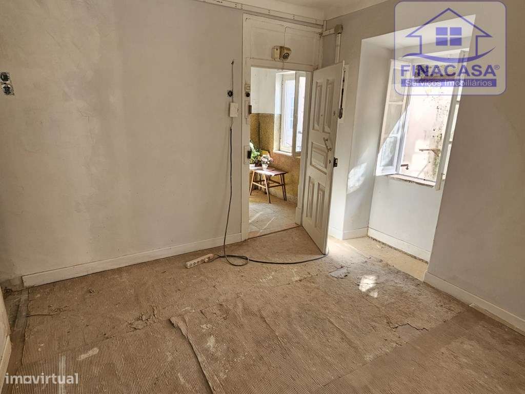 Prédio com 2 habitações e 1 loja de comércio - Baixa de Setúbal-7