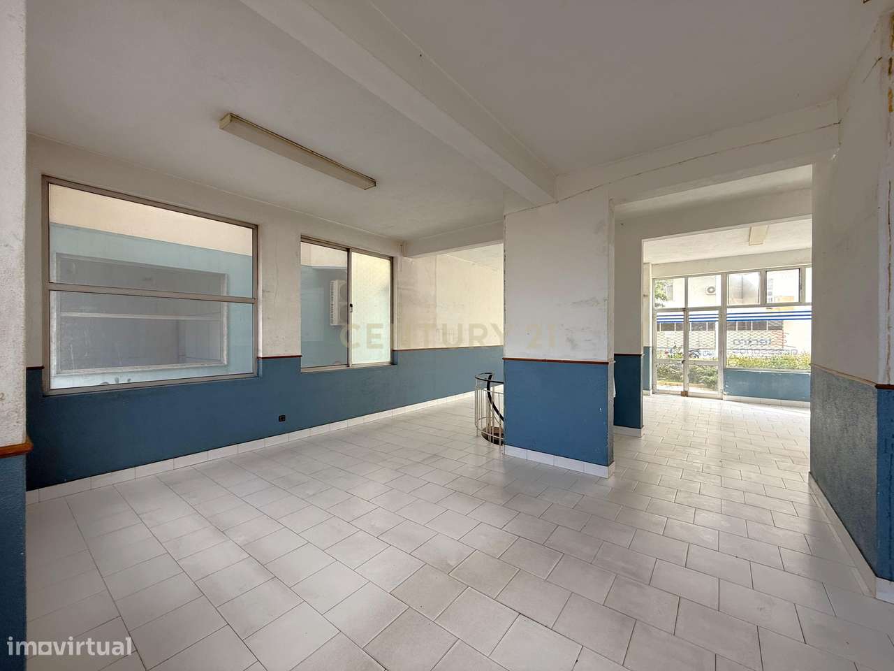 Loja com duas garagens em box - Grande imagem: 4/24