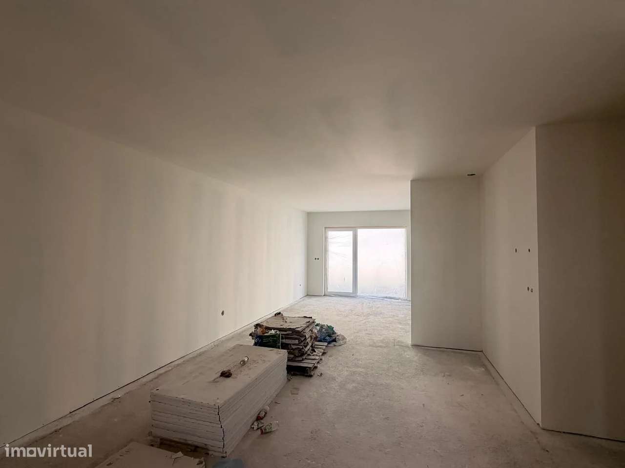 Moradia T3 de Arquitetura Moderna com Jardim e Garagem de 85 m² – Arco-9