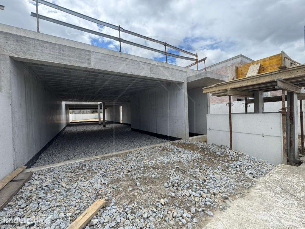Moradia T3 Térrea de Arquitetura Contemporânea com Jardim Privativo...-10