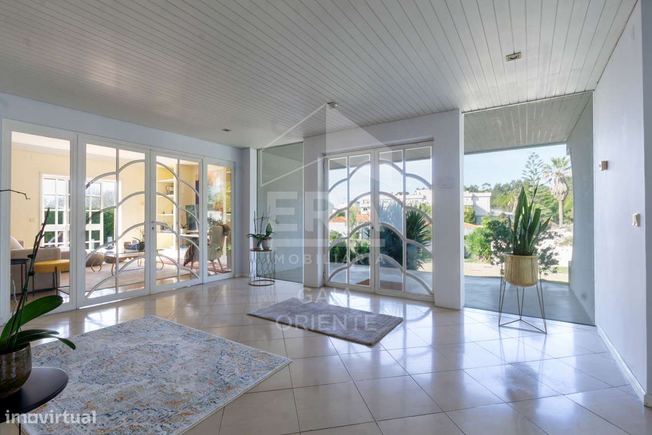 Moradia T8 com jardim e piscinas em Miramar-1