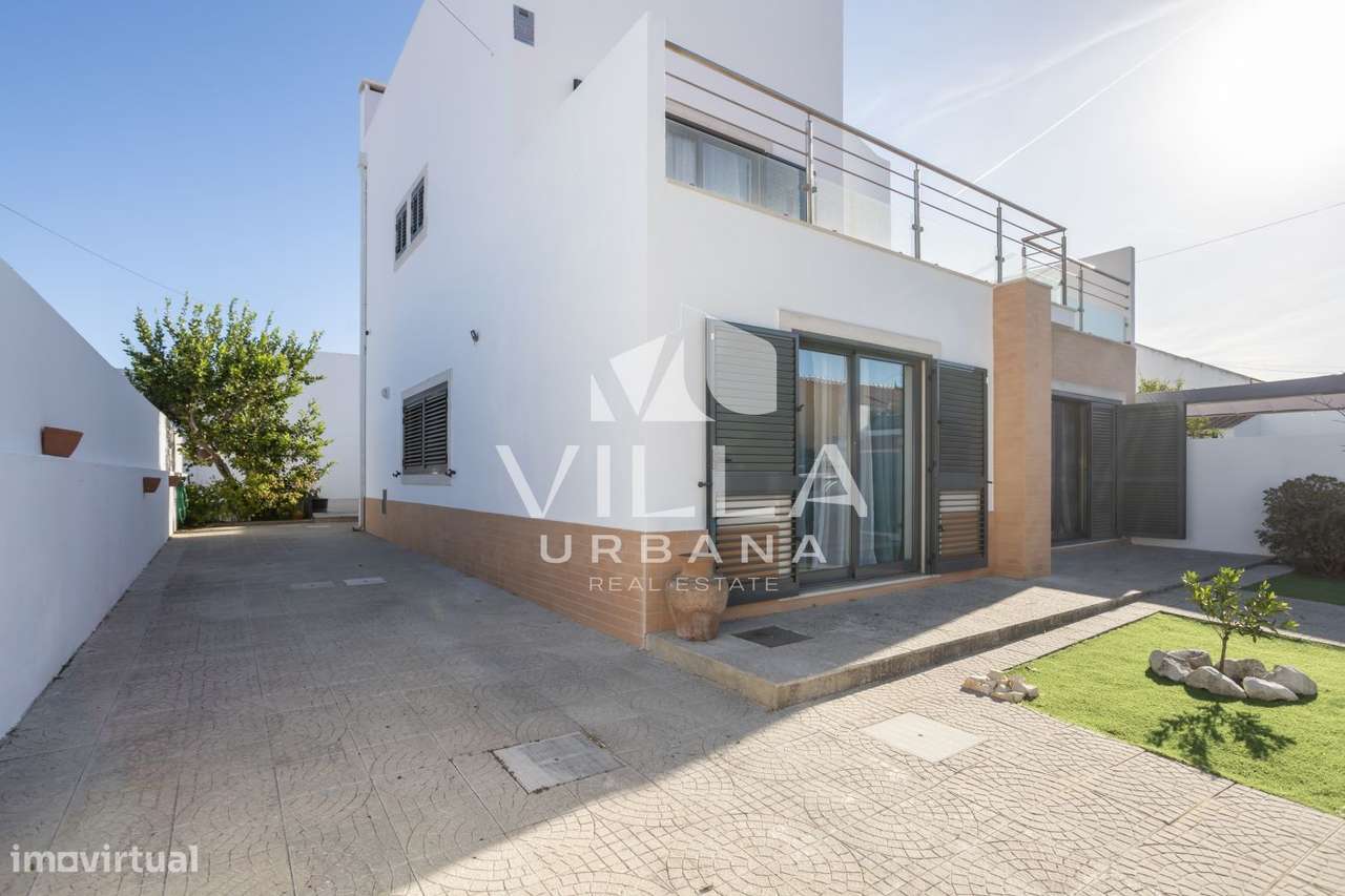 Moradia T3+1 Isolada com Jardim e Excelentes Áreas | Quinta do Anjo-2