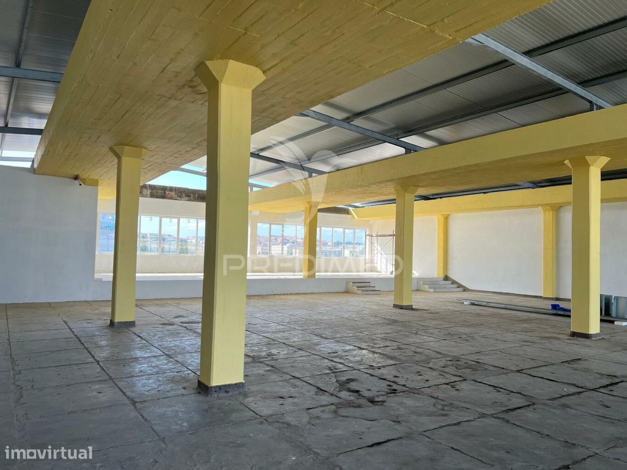 Armazém com área 2550m2 junto ao Aeroporto LISBOA - Grande imagem: 1/10