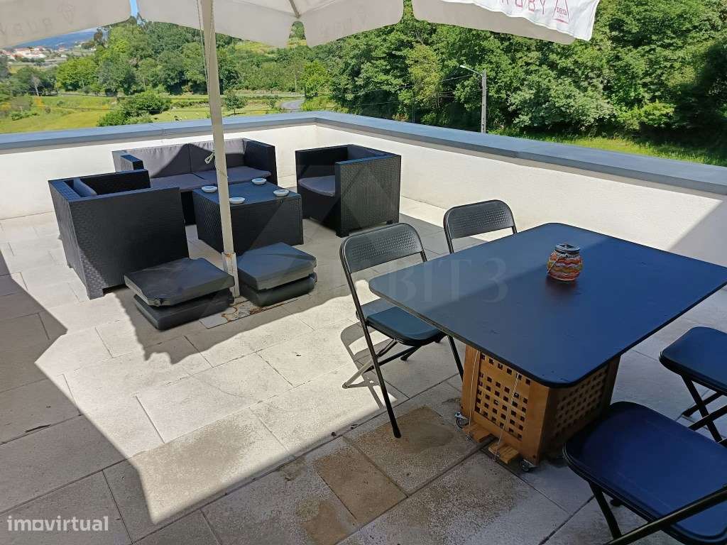 Moradia com terreno envolvente, espaços amplos e excelente potencial-22