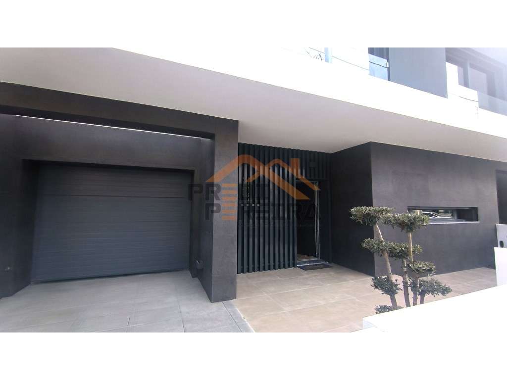 Moradia T4 em condomínio privado com piscina, no Fanqueiro em Loures-58