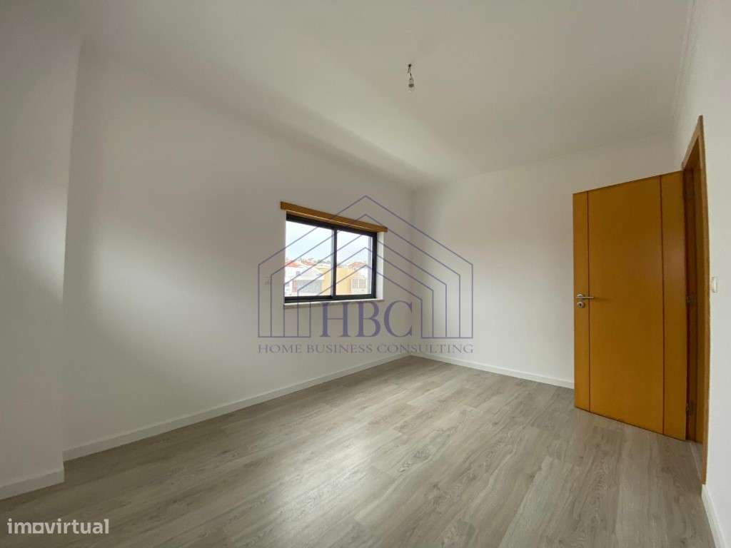 Moradia T5 Moderna e Remodelada no Feijó - Espaço, Conforto e Exclu...-41