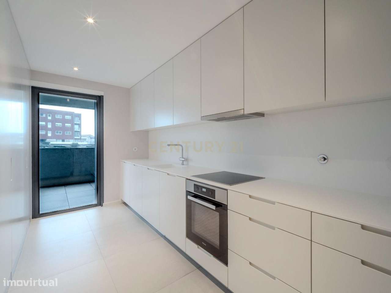 Apartamento T3 de Luxo em Condomínio Privado com Piscina, Padel e Giná-8