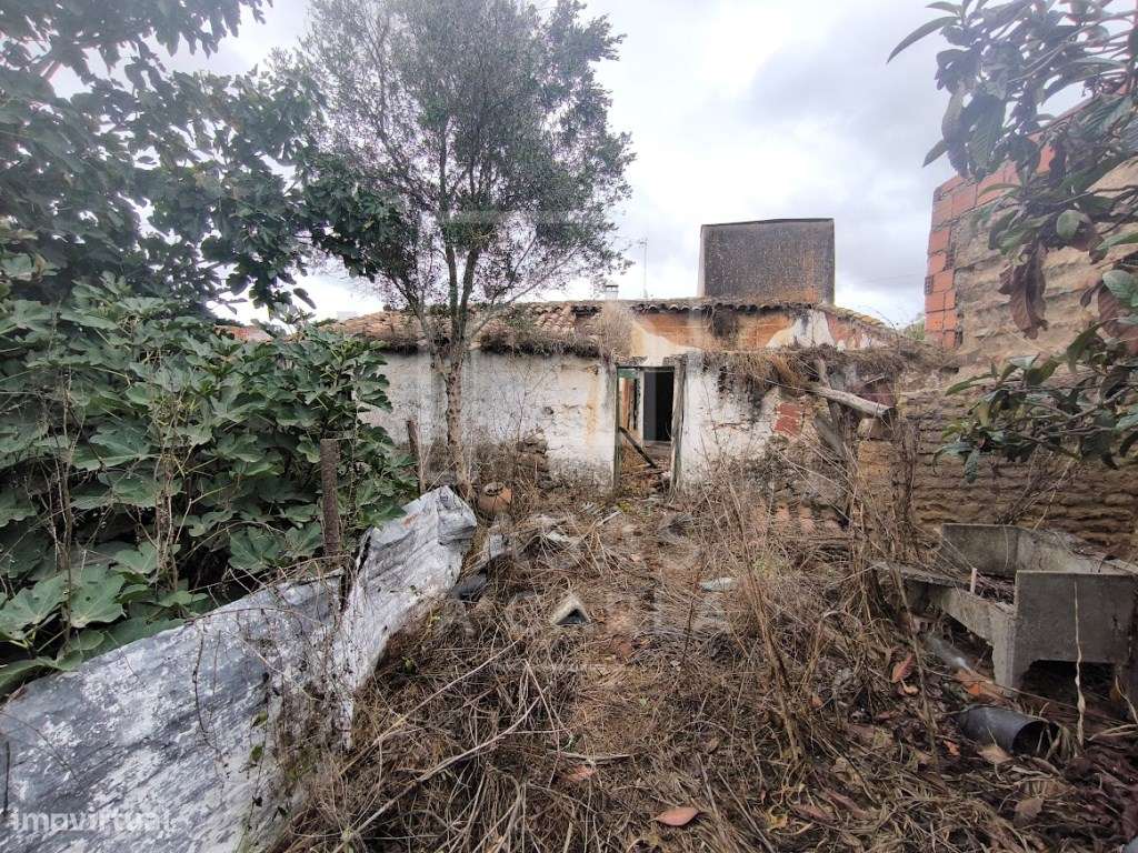 Moradia para recuperar em Faro do Alentejo-13