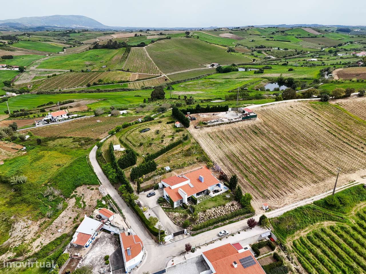 Quintinha T4 com edificação contemporânea no coração do Oeste, com ter-36