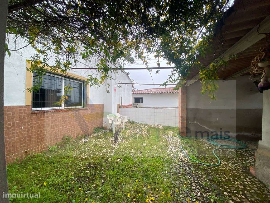 Quintinha de charme com 1,7 ha, capela privada e abundância de água...-33