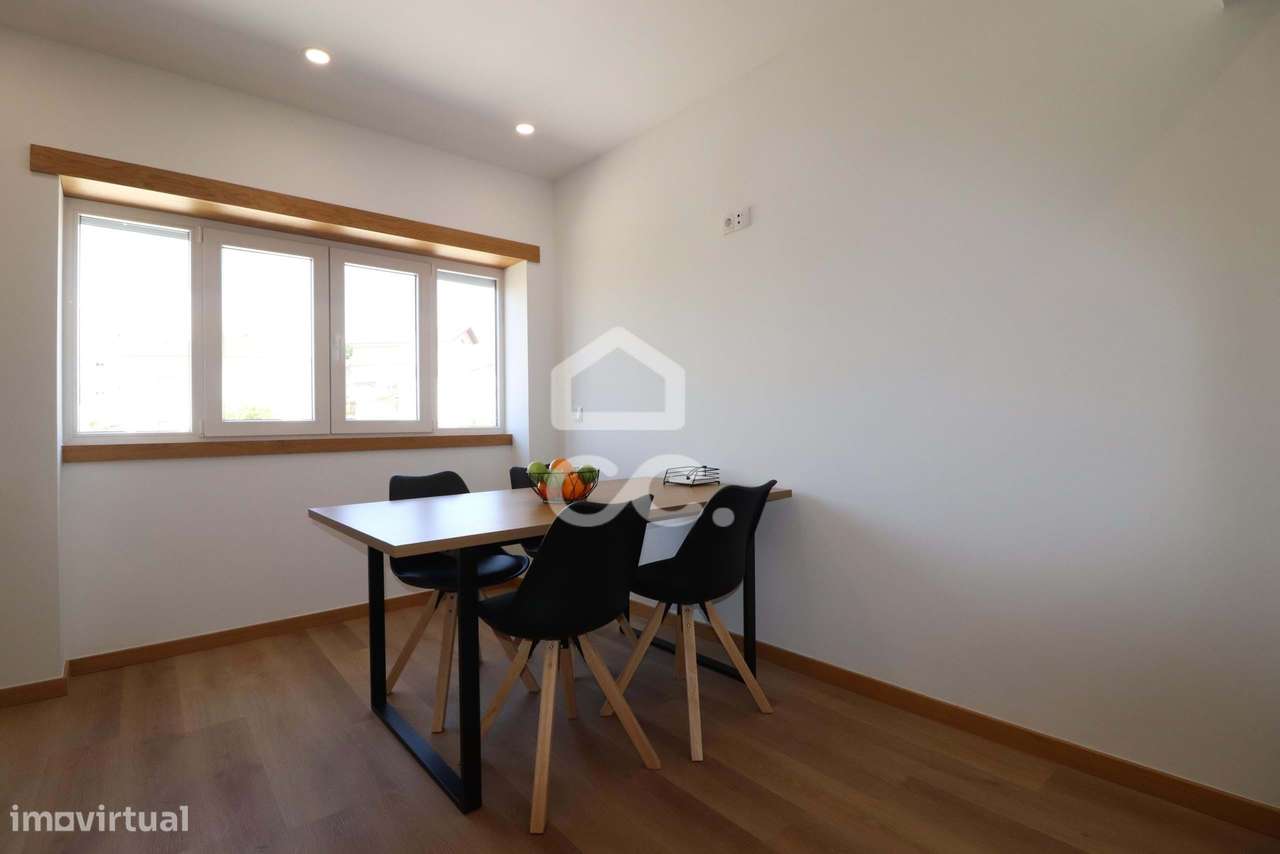 Moradia totalmente remodelada com 6 apartamentos T2 junto à Dias da Si-17
