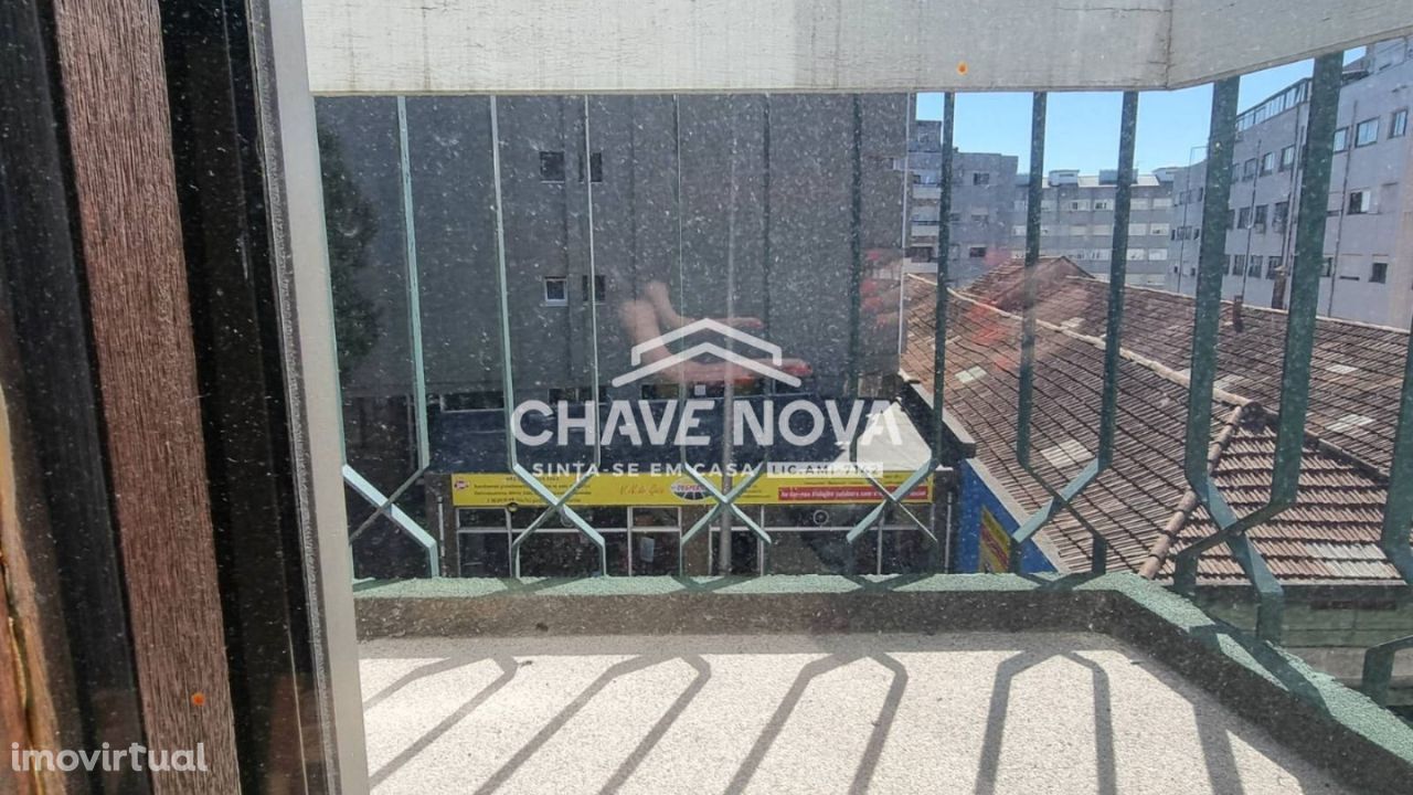 Apartamento T2 Varanda |Proximo estação Comboio Devesas | Remodelar