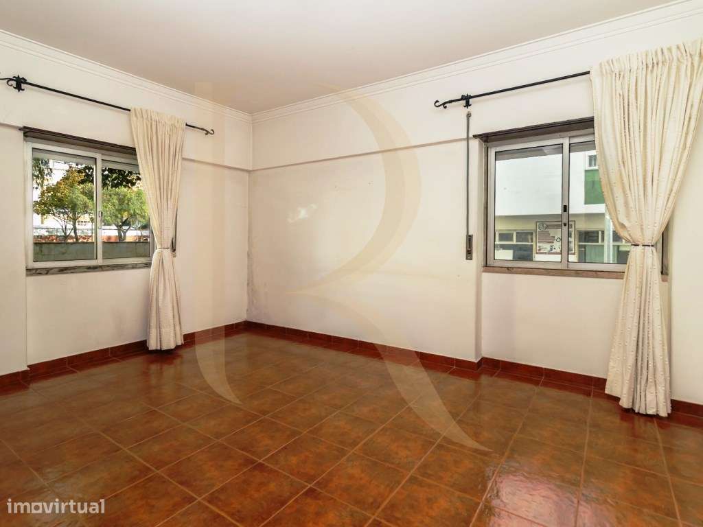 Apartamento T2 na Torre da Marinha-3